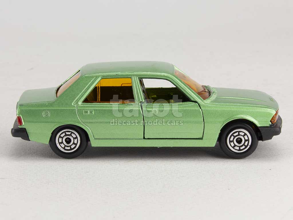 2725 Peugeot 305 Berline SR 1977