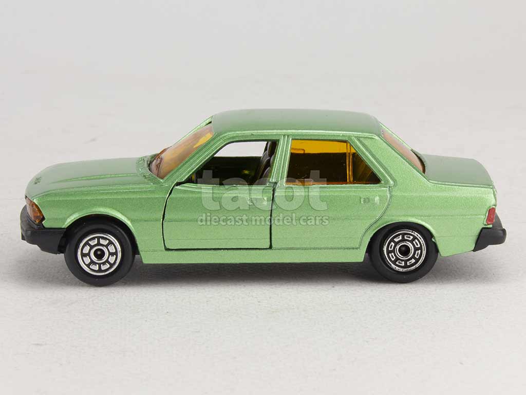 2725 Peugeot 305 Berline SR 1977