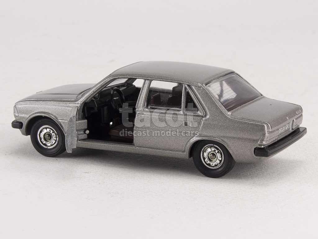 2779 Peugeot 305 Berline 1977