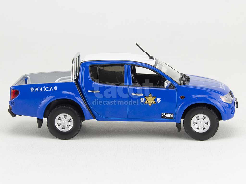 102049 Mitsubishi Pajero L200 Pick-Up Police 2015