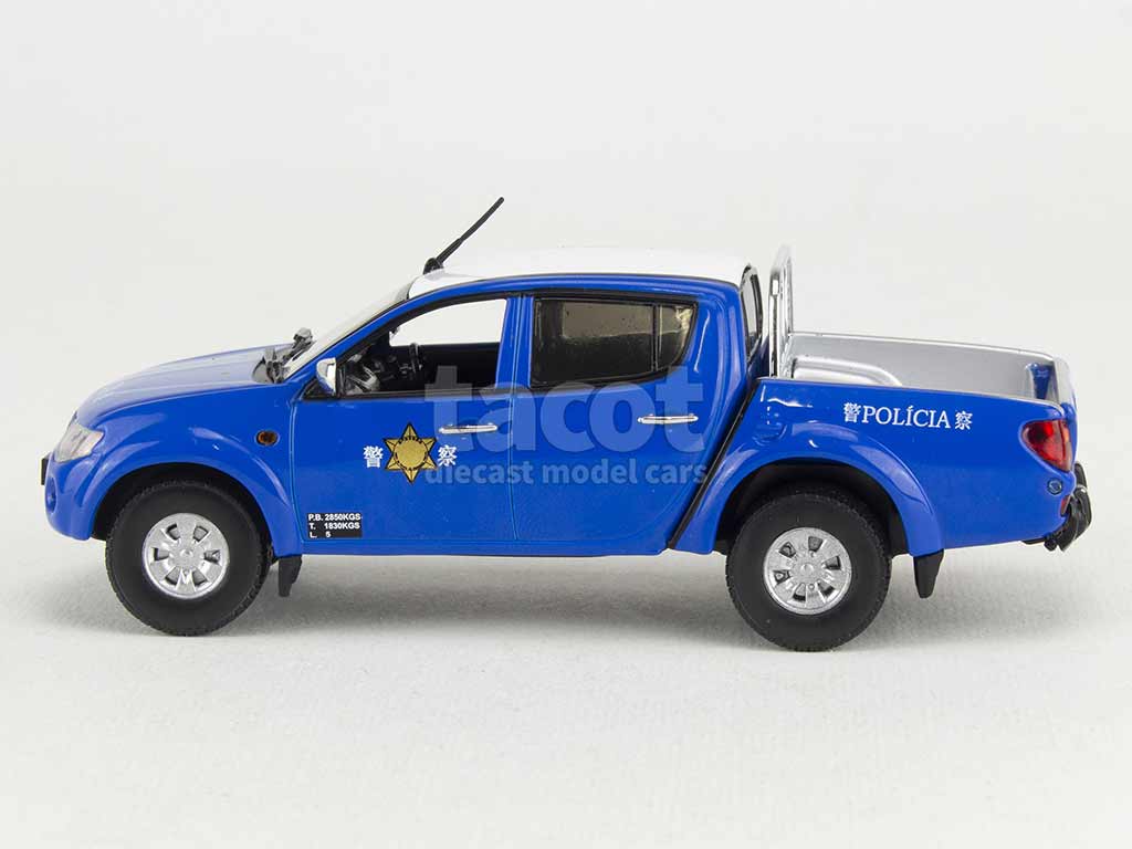 102049 Mitsubishi Pajero L200 Pick-Up Police 2015