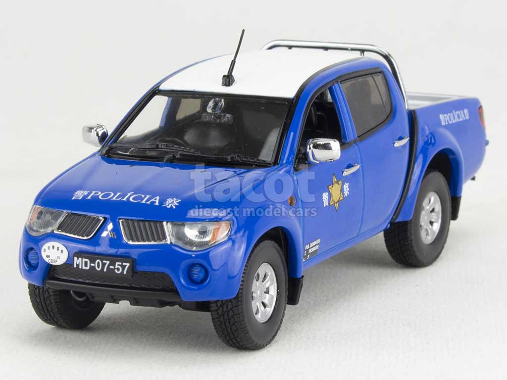 102049 Mitsubishi Pajero L200 Pick-Up Police 2015