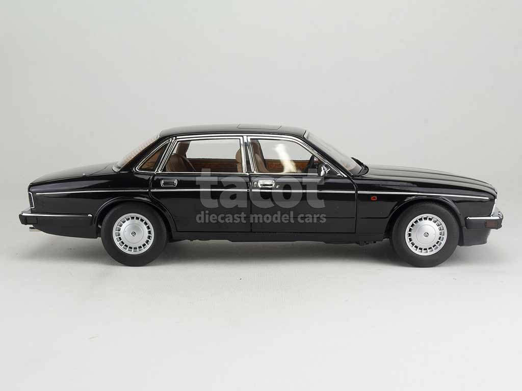 102700 Jaguar Daimler XJ40 1988