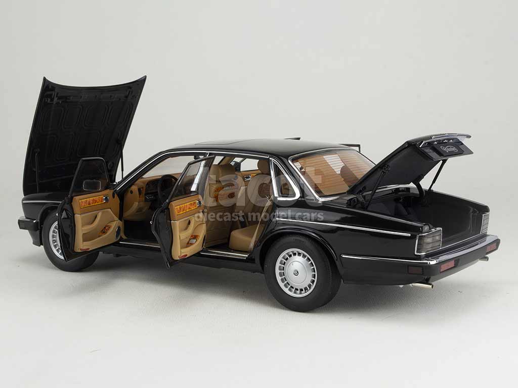 102700 Jaguar Daimler XJ40 1988