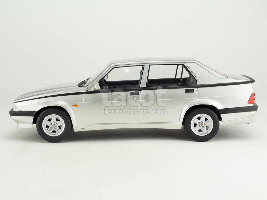 104300 Alfa Romeo 75 1988