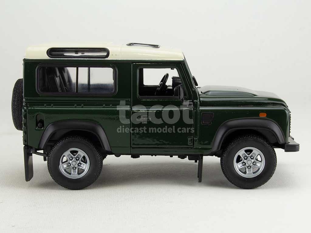 104636 Land Rover Defender 90 1995