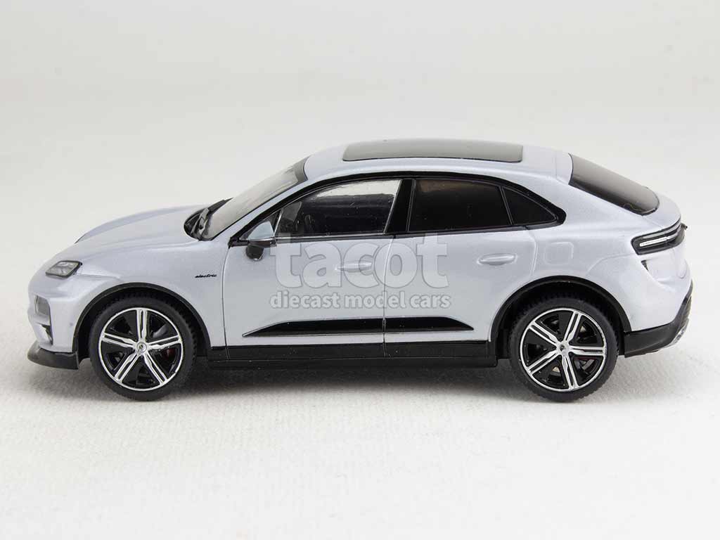 105190 Porsche New Macan Turbo 2025