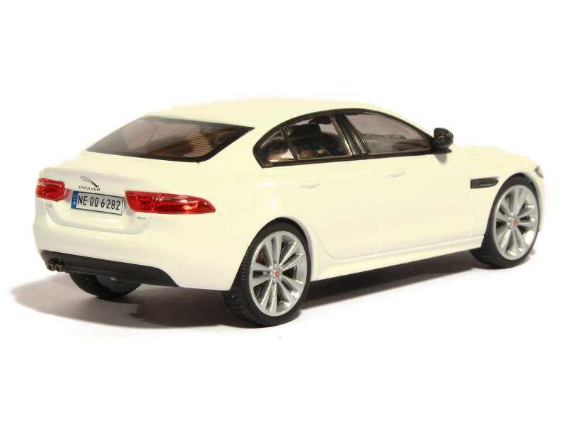 80698 Jaguar XE R-Sport 2015