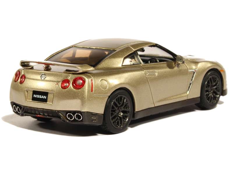 82110 Nissan GT-R 45th Anniversary 2015