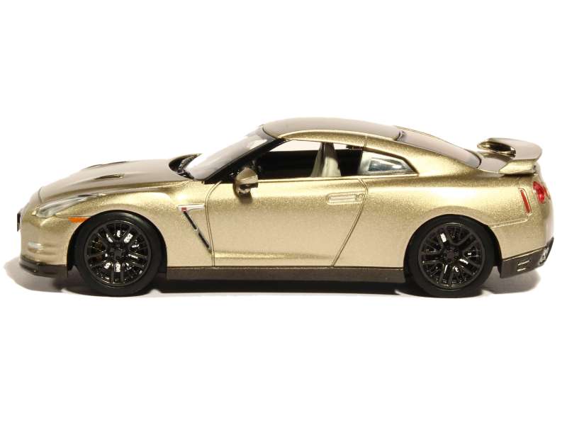 82110 Nissan GT-R 45th Anniversary 2015