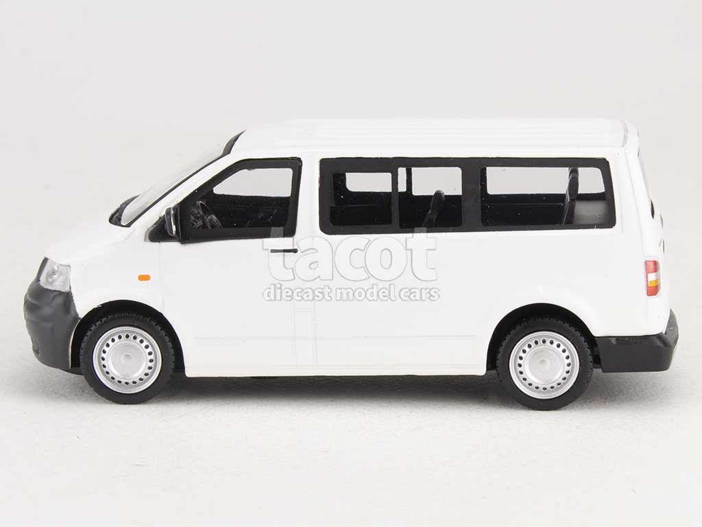 98701 Volkswagen Combi T5 Minibus 2003