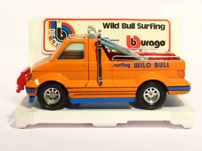 Coll 15384 Divers Van Wild Bull Surfing